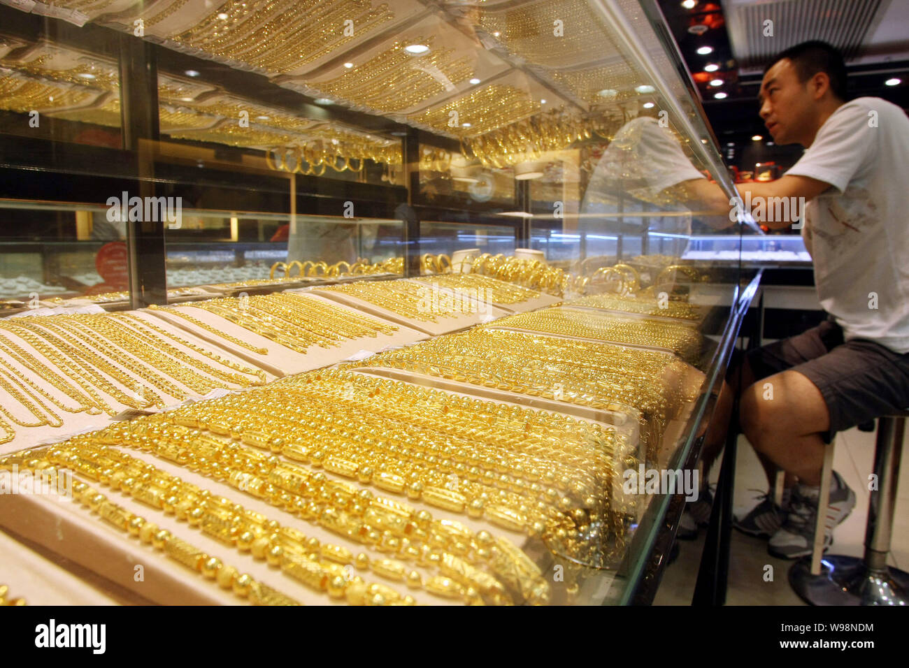 Buys gold hi-res stock photography and images - Alamy