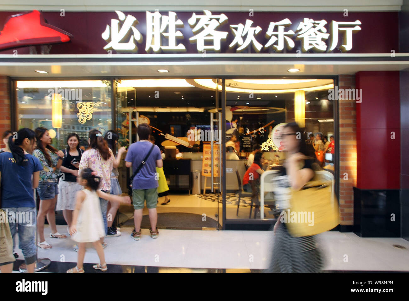 File Local Residents Walk Past A Pizza Hut Restaurant In Shanghai China 15 July 2011 The Parent Company Of Both Kfc And Pizza Hut Yum Brands Stock Photo Alamy