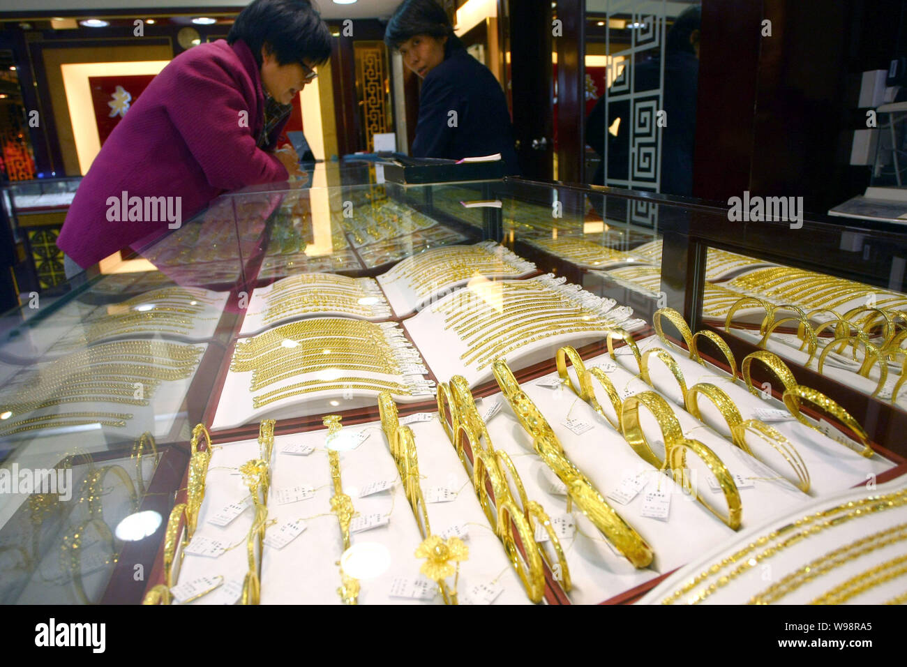 A Chinese customer buys gold jewels at a jewelry shop in Shanghai, China, 15 February 2011.   Demand in China for physical gold and gold-related inves Stock Photo