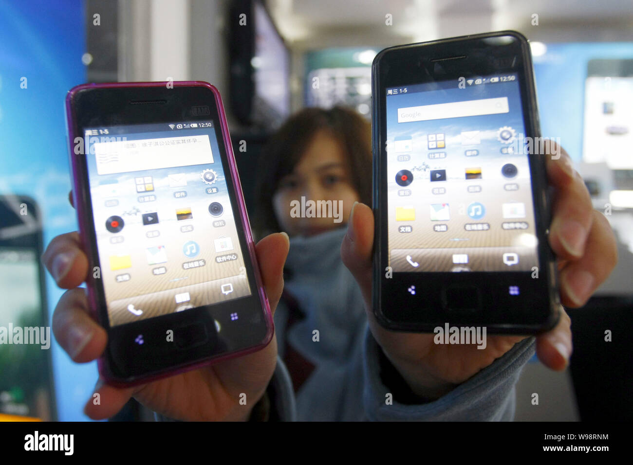 A Chinese customer shows the Meizu M9 smartphones at a Meizu mobile phone store in Shanghai, China, 5 January 2011.   The China Telecom Industry Assoc Stock Photo