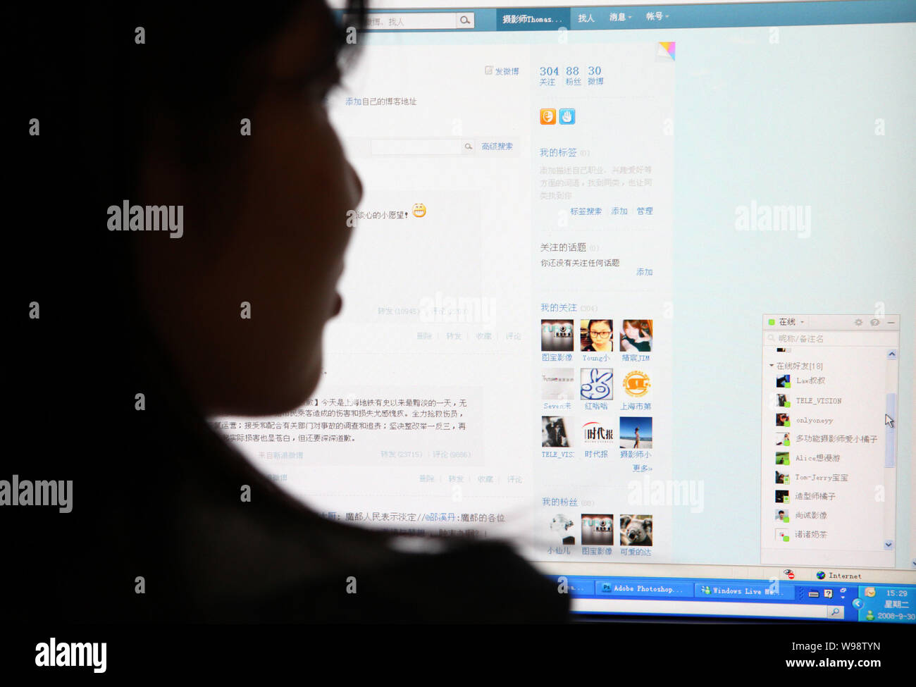 --FILE--A Chinese netizen uses Weibo, the Twitter-like microblogging ...
