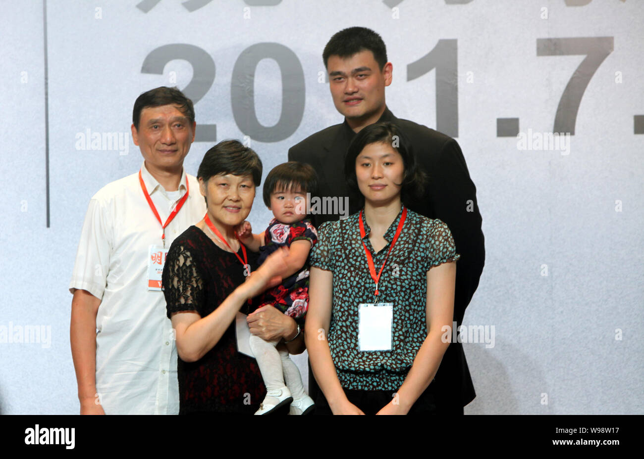 (from right) NBA star Yao Ming and his family members Ye Li, Yaos wife, Yao Qinlei, Yaos daughter, Fang Fengdi, Yaos mother and Yao Zhiyuan, father, p Stock Photo