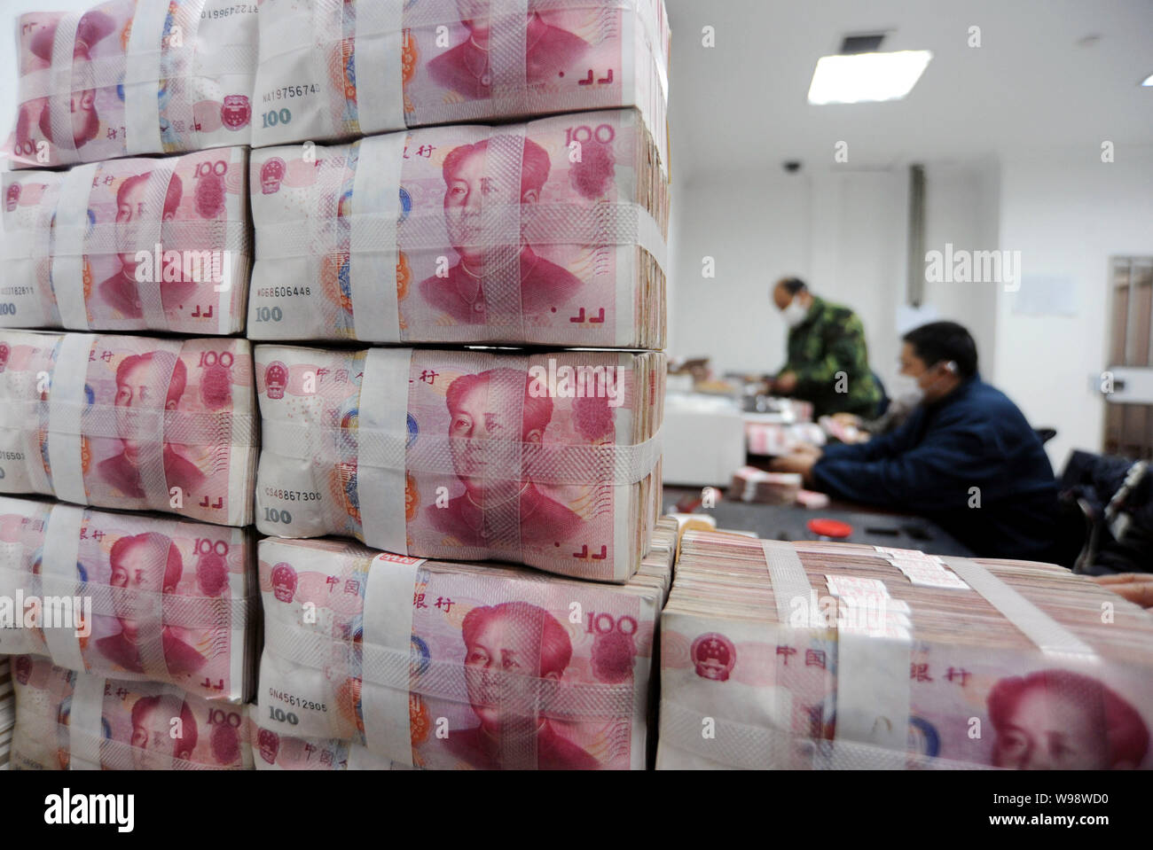 Counting Rmb Foreign currency e hi-res stock photography and images - Alamy