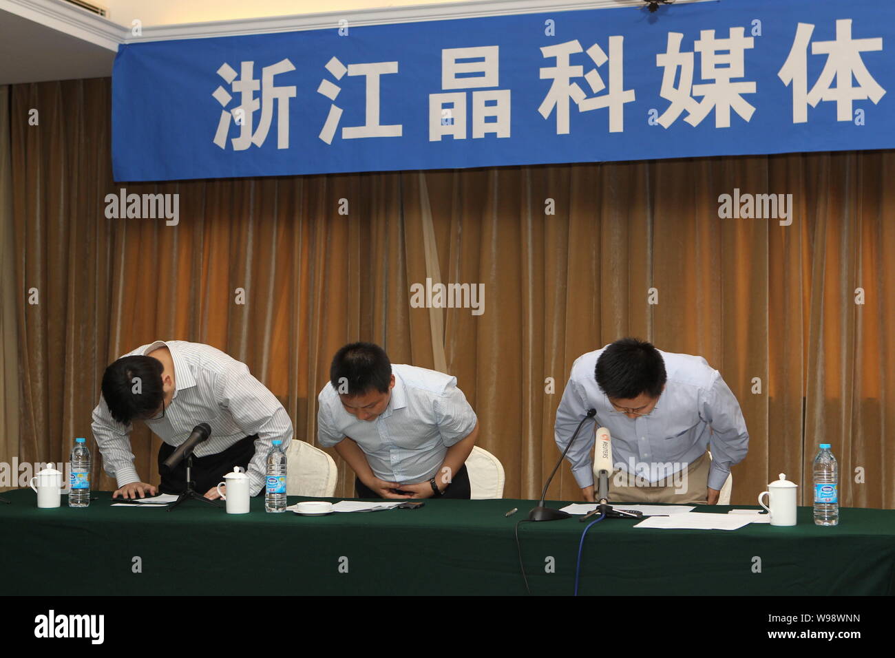 The Management Of Jinko Solar Holding Co Ltd Bow To The Media Expressing Their Apology On The Pollution Matter At A Press Conference In Haining Cit Stock Photo Alamy