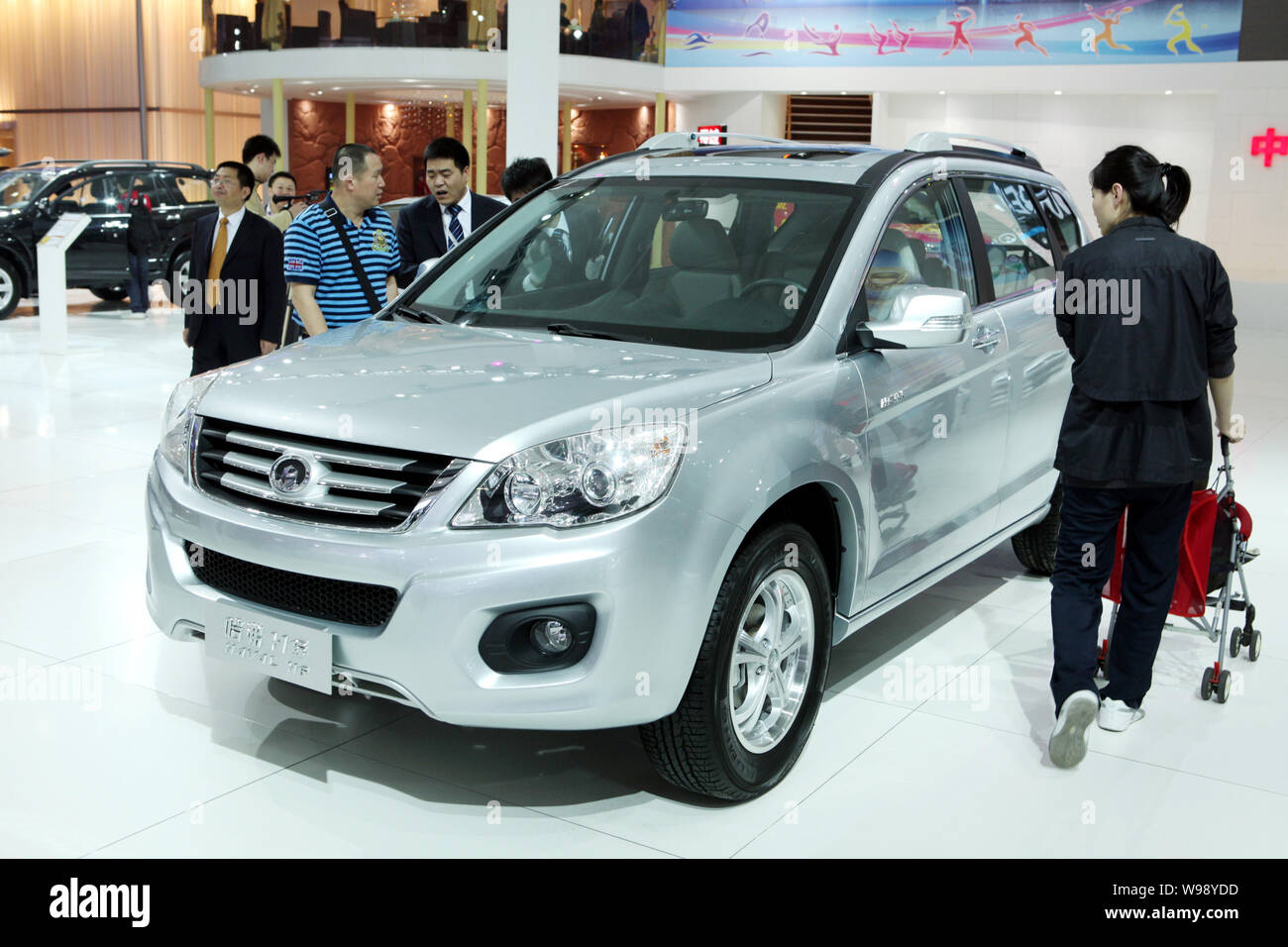 FILEVisitors look at the Haval H6 SUV of Great Wall Motors during