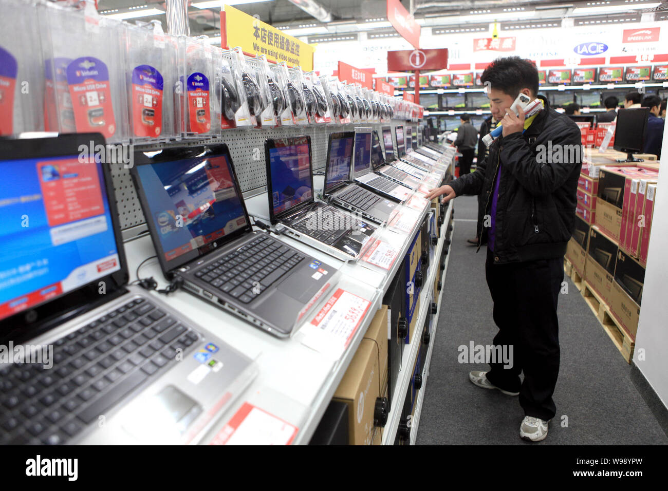 látigo Correctamente Útil FILE--Customers shop for laptop computers at a Media Markt store in  Shanghai, China, 18 November 2010. China is set to surpass the U.S. in PC  ship Stock Photo - Alamy