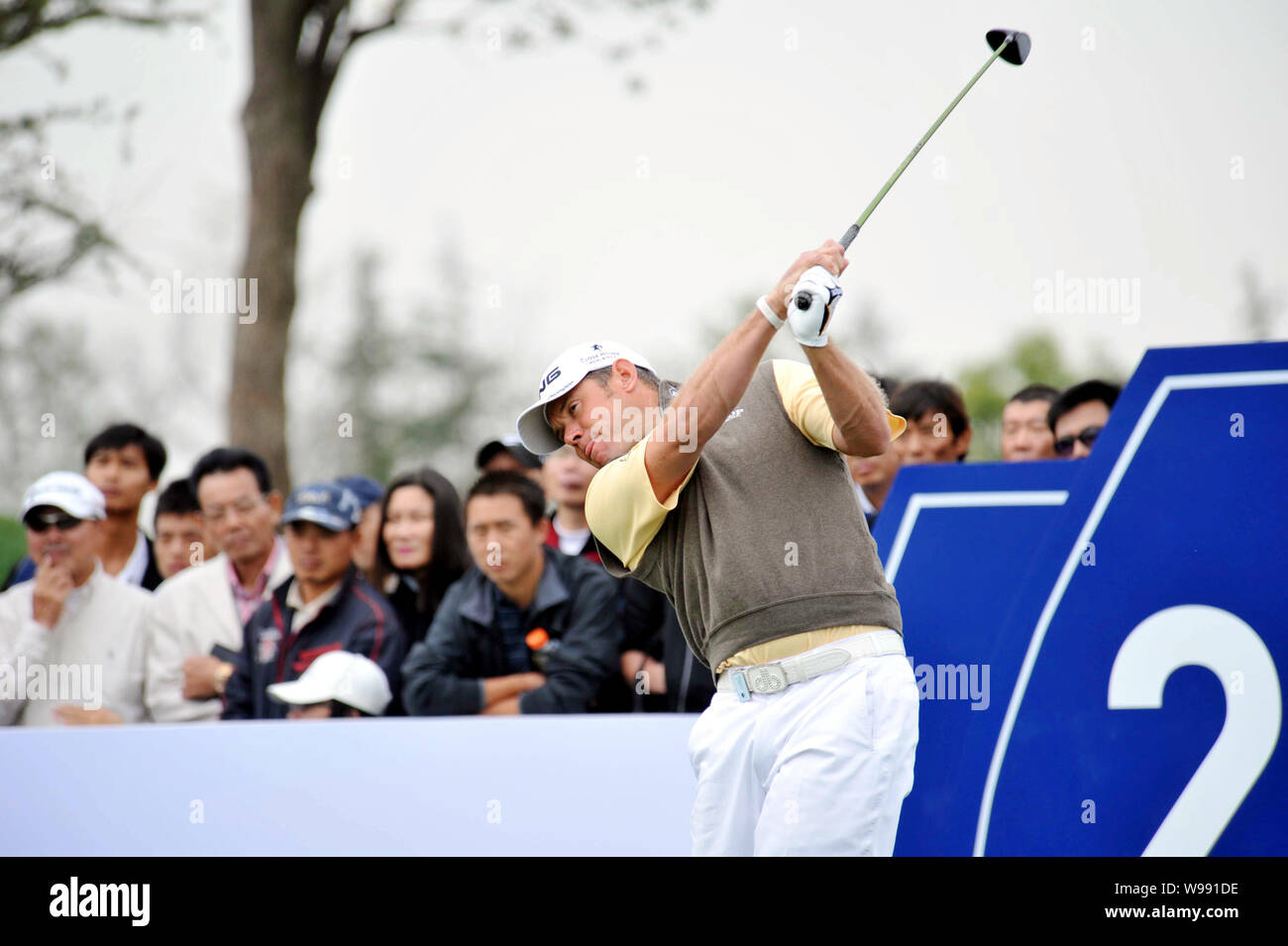 Lee Westwood of England tees off during the Lake Malaren Shanghai Masters golf tournament in Shanghai, China, 27 October 2011.   U.S. Open champion Ro Stock Photo