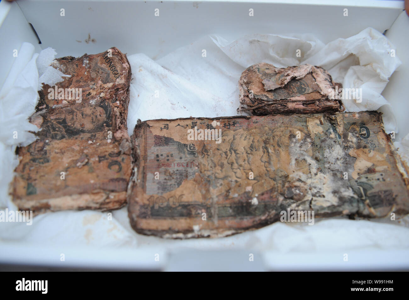 Гнилые деньги. Советские рубли в ракетной шахте. Деньги в помойке. Свалка советских рублей. Гнилые деньги.