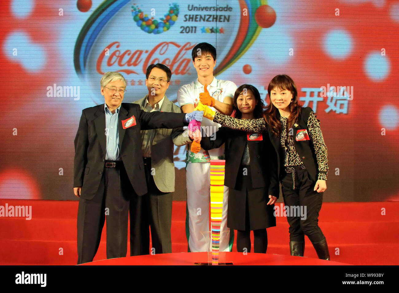 Chinese star hurdler Liu Xiang, center, and offcials and Coca-Cola executives attend the launch ceremony for the selection of torchbearers of the Univ Stock Photo