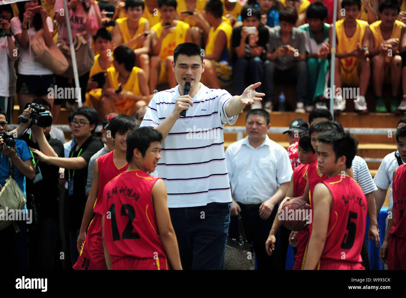Chinese basketball superstar Yao Ming speaks to basketball fans during