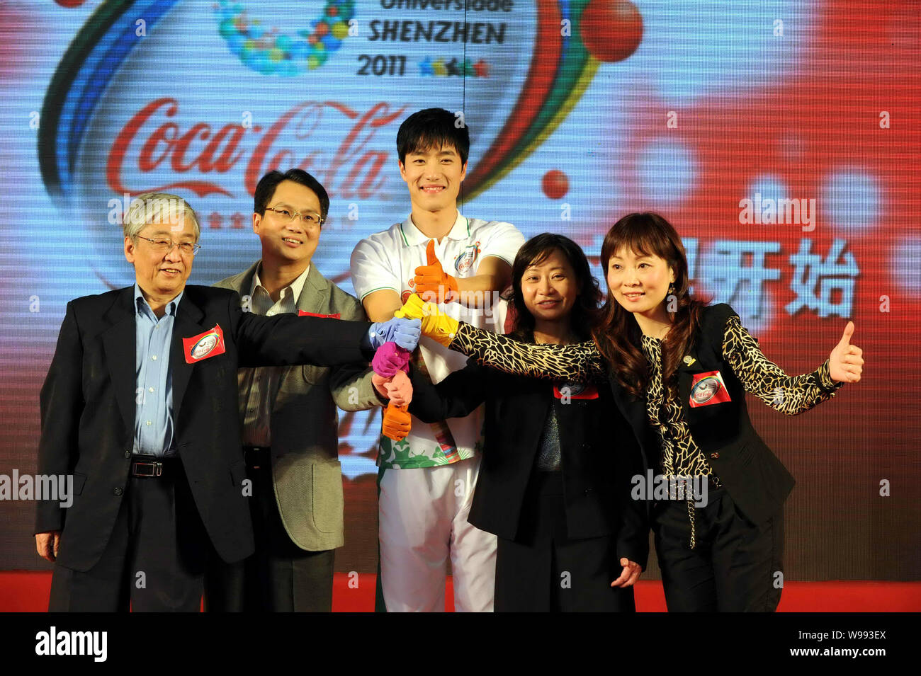 Chinese star hurdler Liu Xiang, center, and offcials and Coca-Cola executives attend the launch ceremony for the selection of torchbearers of the Univ Stock Photo