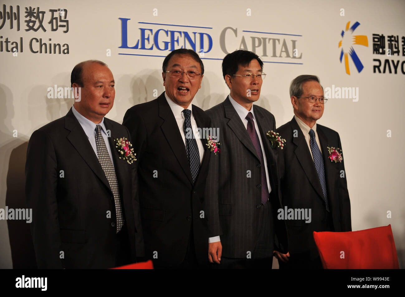 File--Liu Chuanzhi (2 L), Chairman of Legend Holdings Ltd, is seen during a  press conference in Beijing, China, 8 September 2009. Legend Holdings Stock  Photo - Alamy