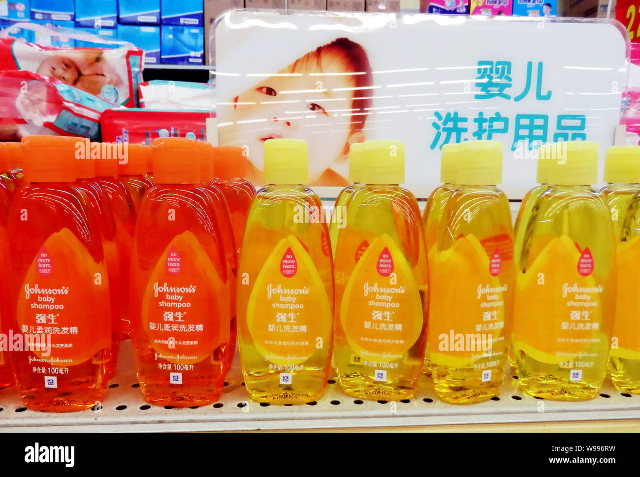 Bottles of Johnson & Johnson baby shampoo are for sale at a supermarket in  Shanghai, China, 6 November 2011. China said on Monday (7 November 2011  Stock Photo - Alamy
