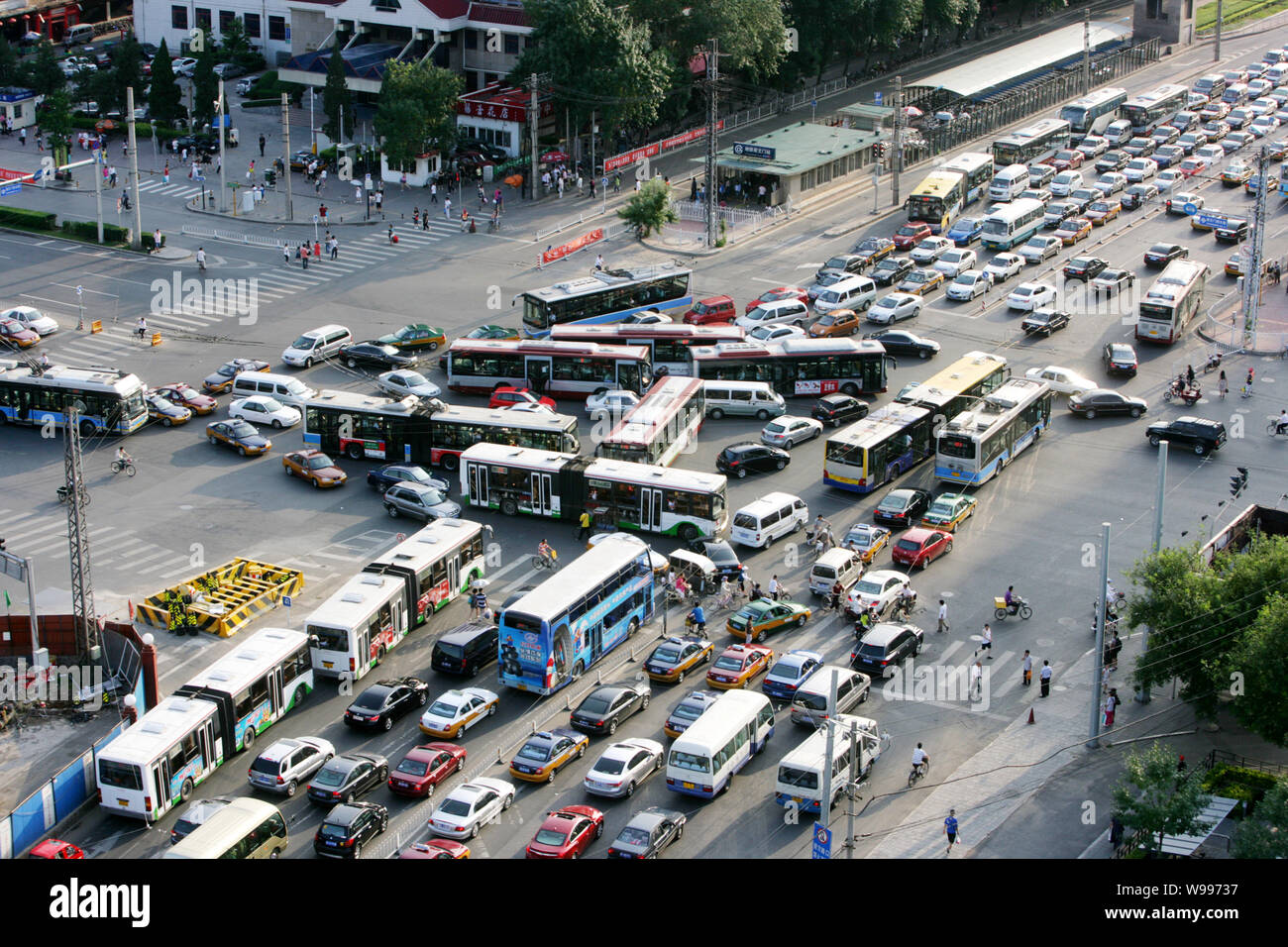 Masses of vehicles move slowly in a traffic jam at a