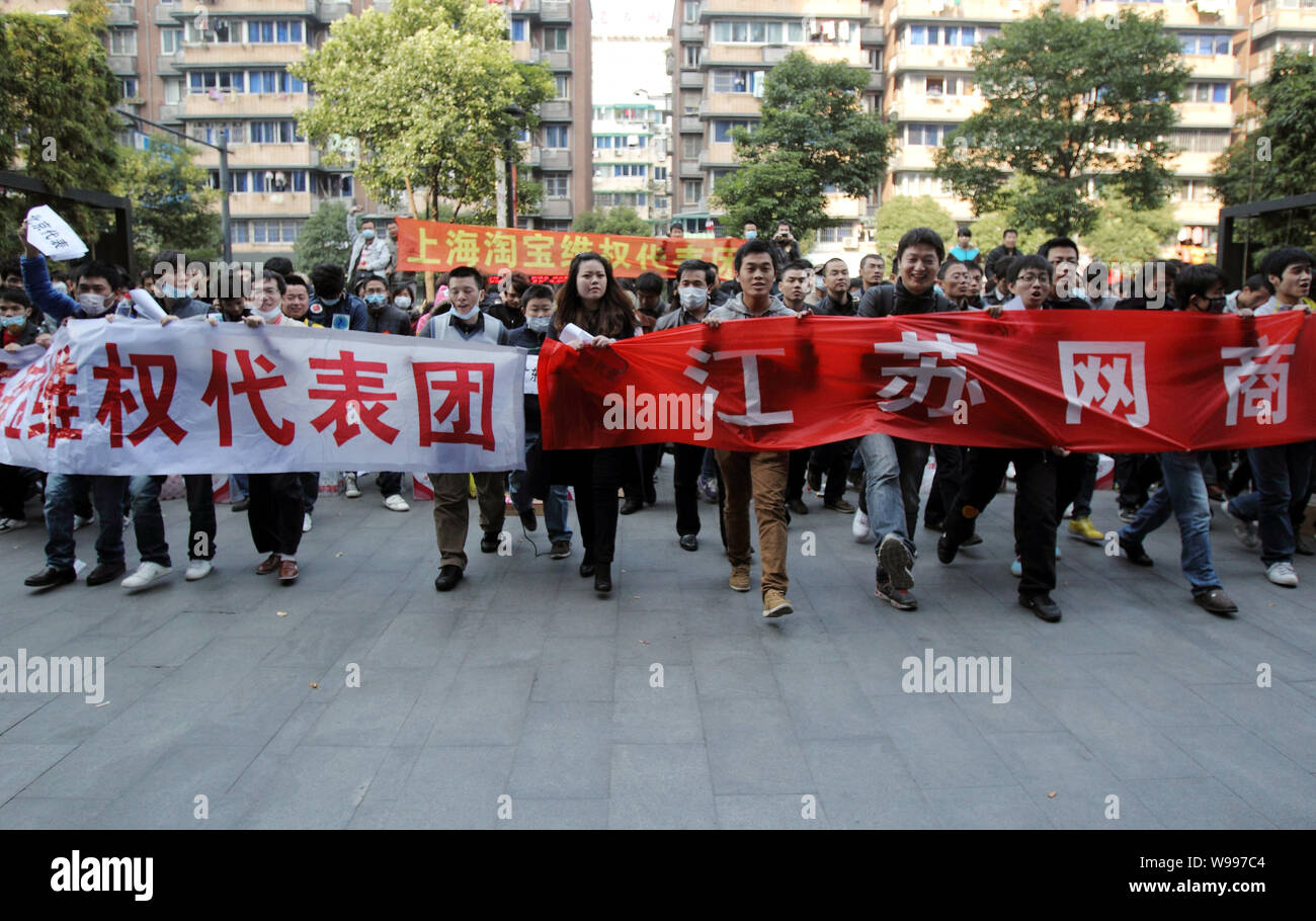 Voorwoord Bonus Uitvoeren A crowd of online vendors gather in front of the headquarters of online  shopping site Taobao during a protest in Hangzhou city, east Chinas  Zhejiang p Stock Photo - Alamy