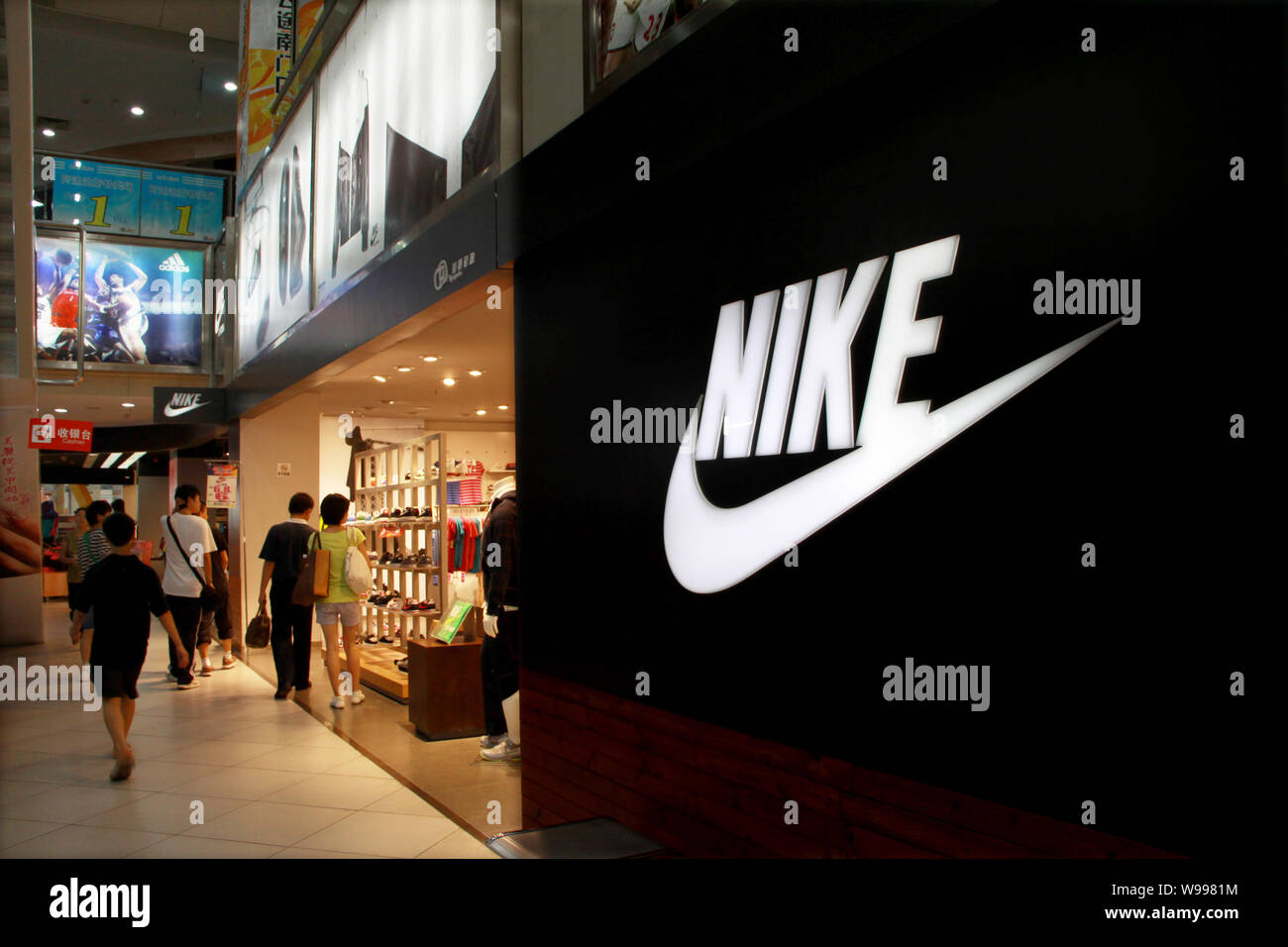 File--Pedestrians walk past a Nike store in Changsha, central Chinas Hunan  province, 7 Spetember 2010. Nike Inc. wants to jolt sales of athletic a  Stock Photo - Alamy