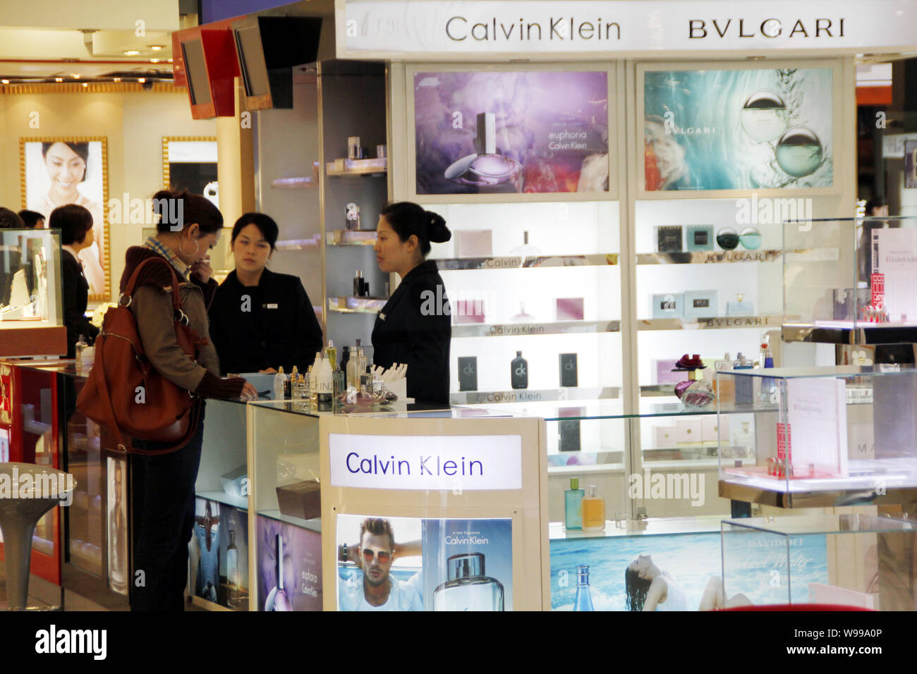 FILE--A customer shops for Calvin Klein perfume at a tax refund shopping  mall in Haikou city, south Chinas Hainan province, 1 January 2011. Hainan  Stock Photo - Alamy