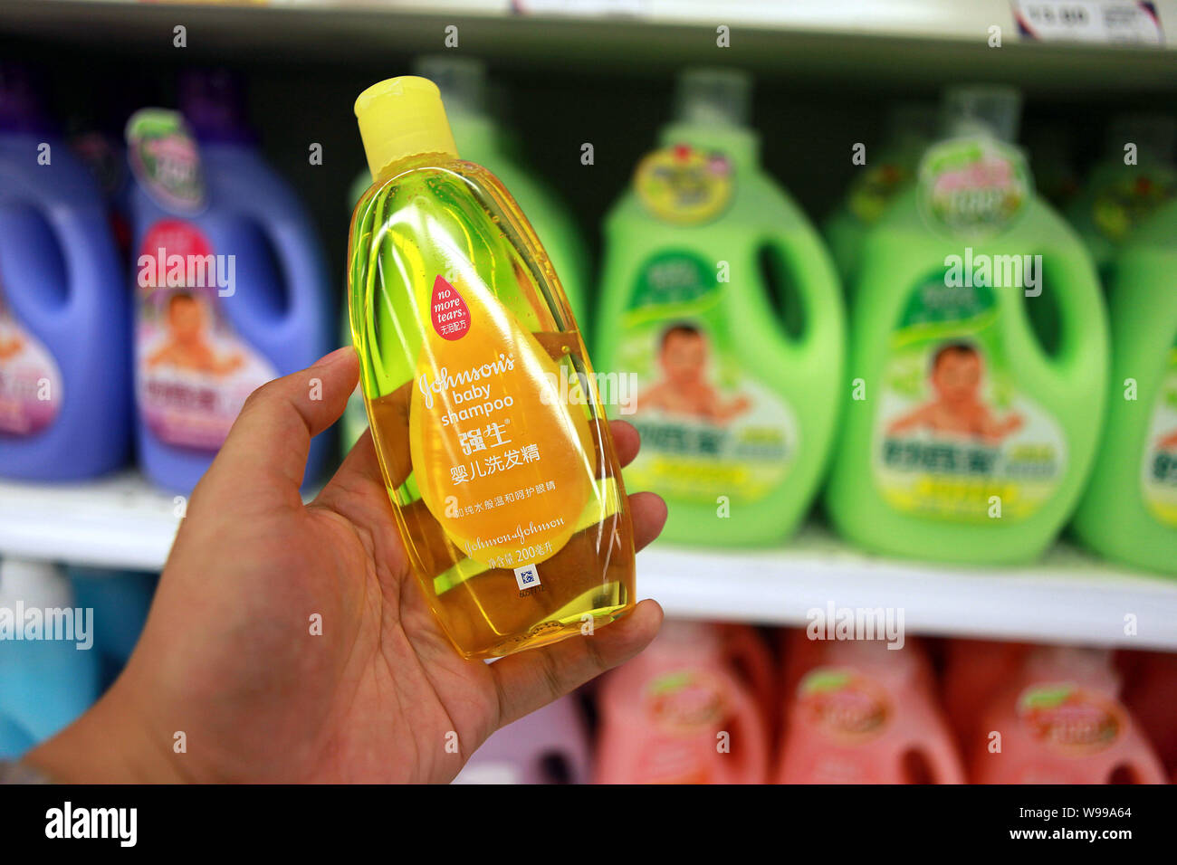 Johnson's baby shampoo hi-res stock photography and images - Alamy