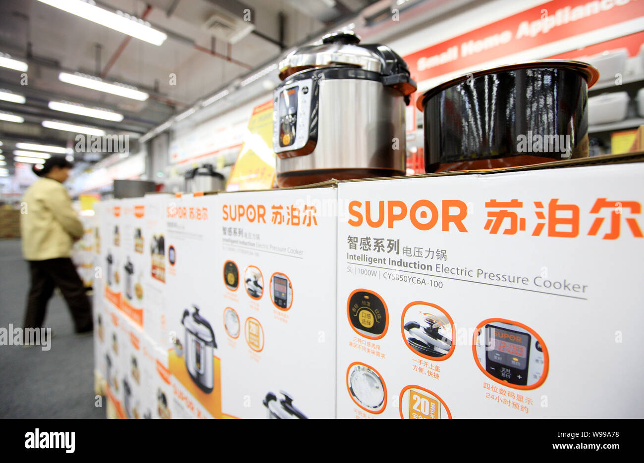 worst tobben Dicht FILE--Supor electric pressure cookers are for sale at a Media Markt store  in Shanghai, China, 9 December 2011. French manufacturer of small househ  Stock Photo - Alamy