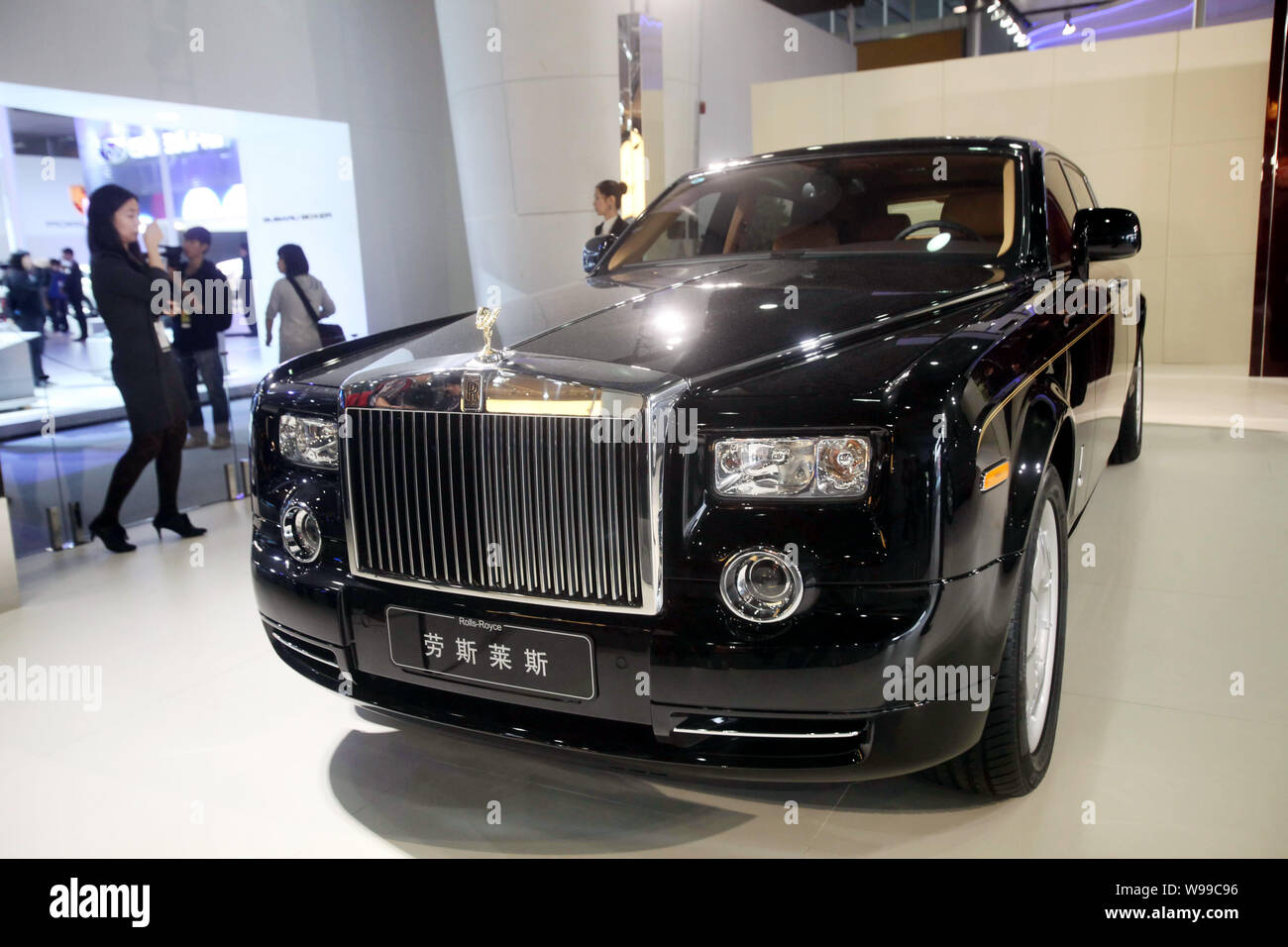 FILE--Chinese visitors look at a Rolls-Royce Phantom limousine at the 8th  China (Guangzhou) International Automobile Exhibition, known as Auto Guang  Stock Photo - Alamy