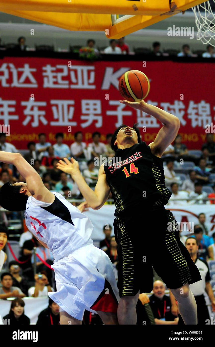Shunsuke Ito of Japan, right, vies with Yang Hee-Jong of South Korea ...