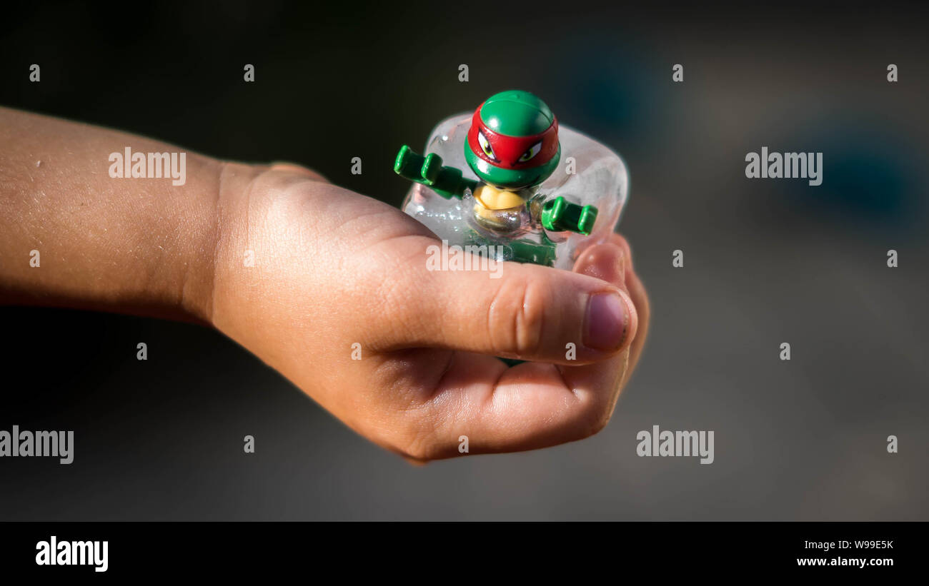 Child ice cube hi-res stock photography and images - Alamy