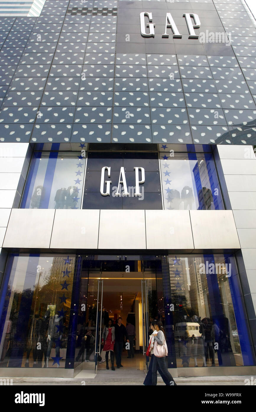 File Local Chinese Residents Walk Past The Gap Store At The Hong Kong Plaza In Shanghai China 11 November 10 Gap Inc Plans To Close Stores Stock Photo Alamy