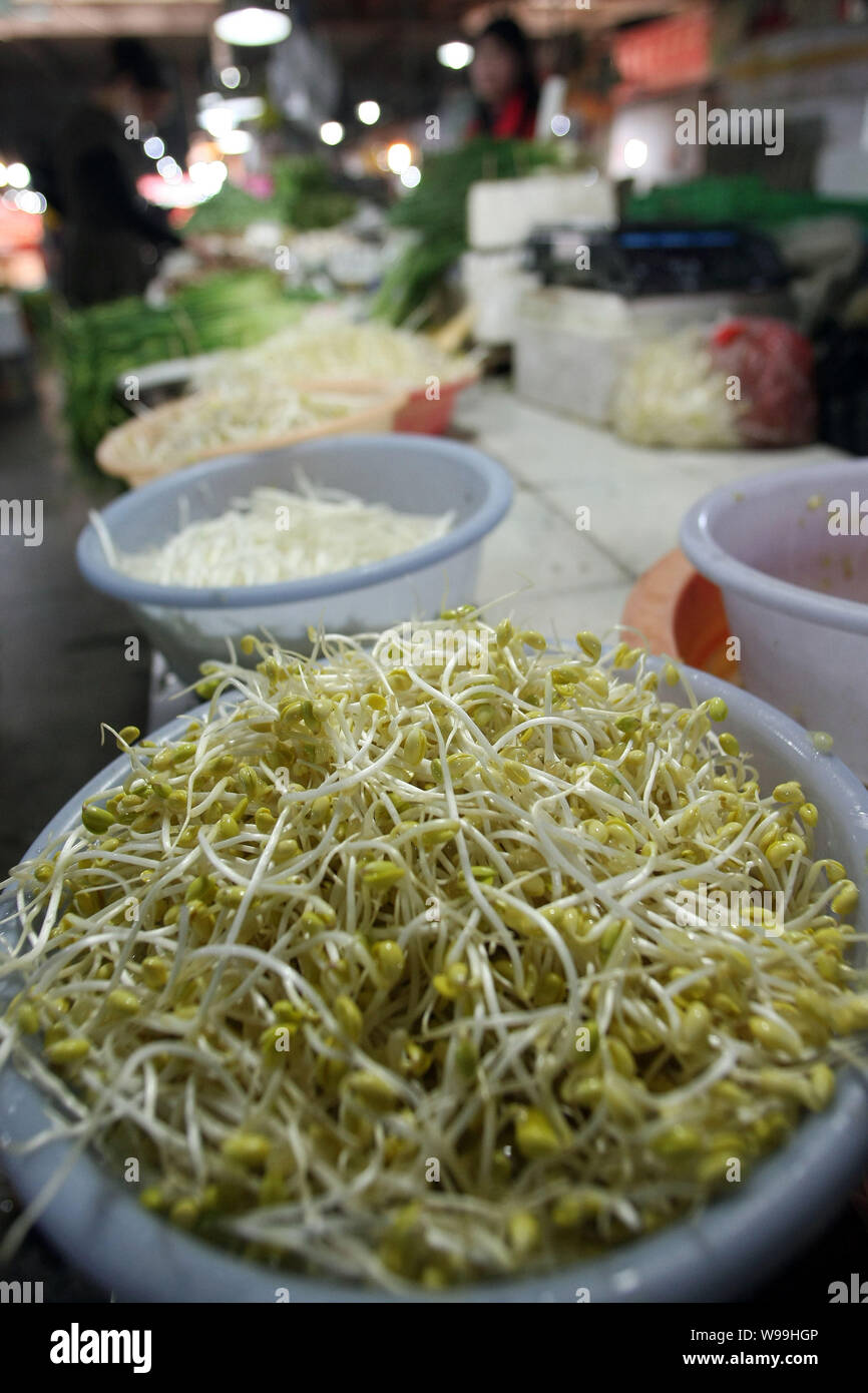 Bean sprouts sold at a fresh food market are displayed in Shanghai, China, 06 May 2011.   An investigation into poison bean sprouts, initiated in Apri Stock Photo