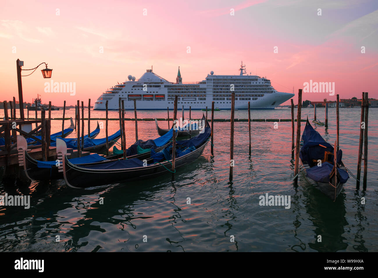 Gondola cruise ship venice hi-res stock photography and images - Alamy