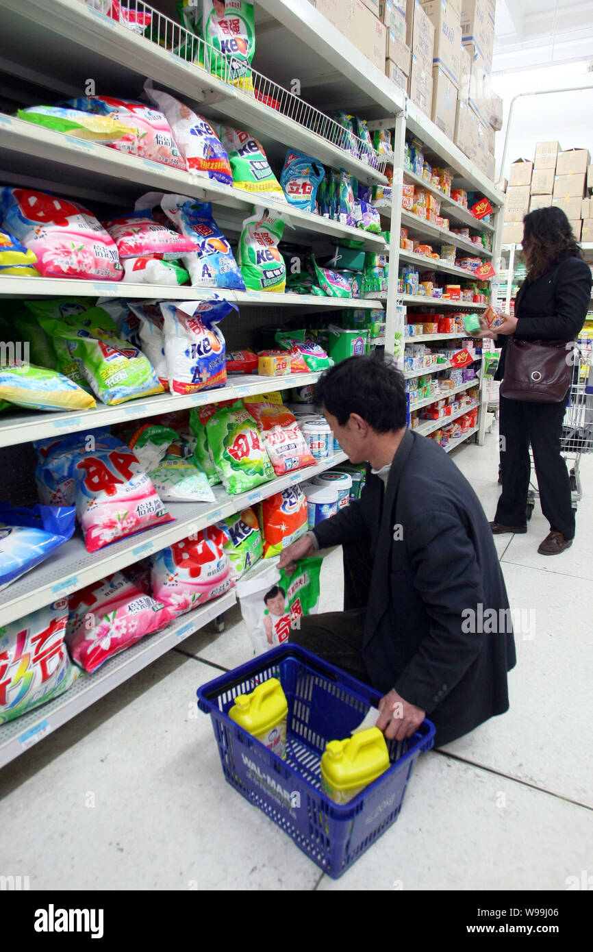 Chinese shoppers buy washing powder and soaps in front of half empty shelves at a supermarket in Shanghai, China, 28 March 2011.   Shanghais price bur Stock Photo