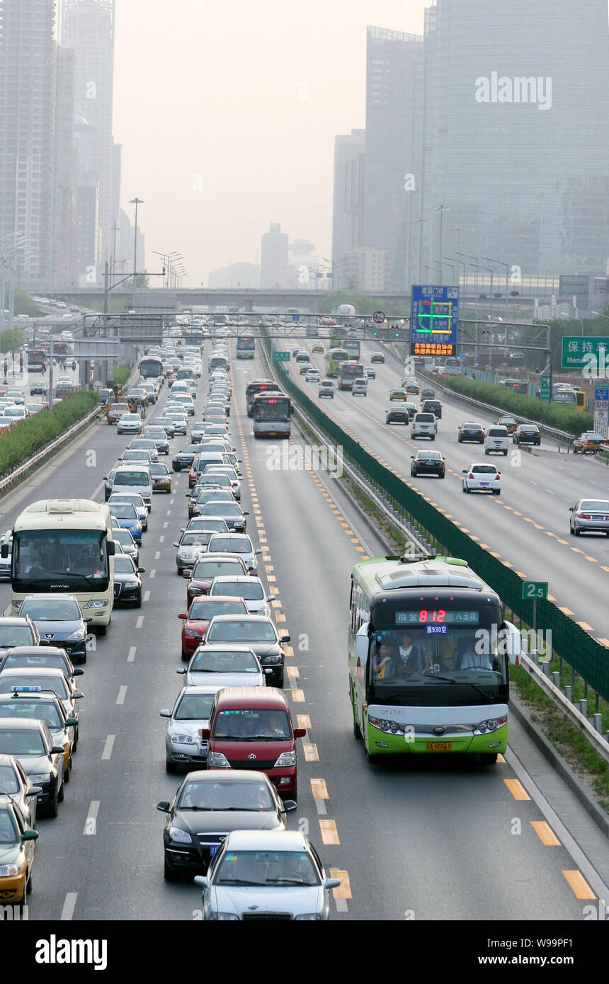 Buses travel on a bus express lane on the Beijing-Tongzhou Expressway ...