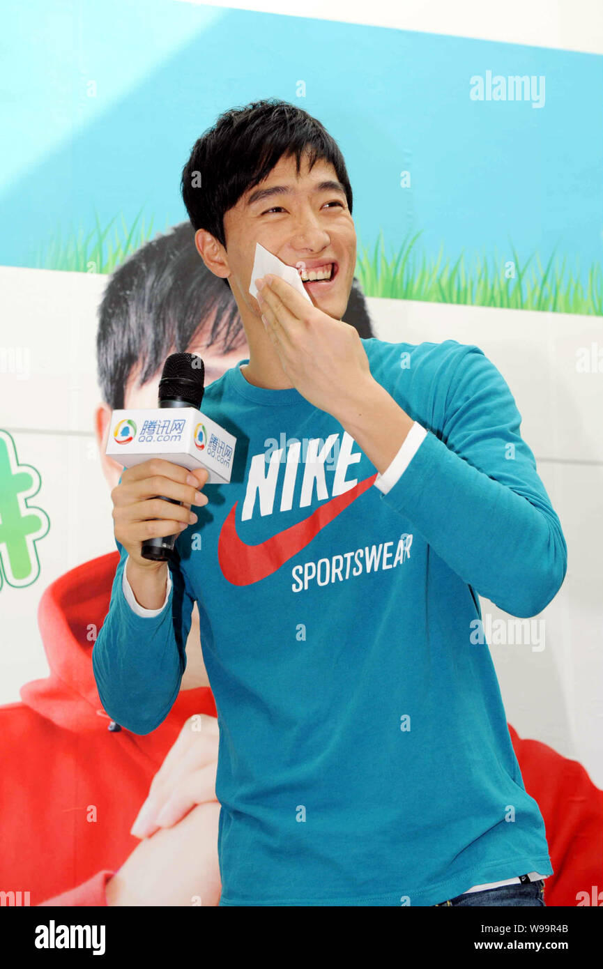 Chinese star hurdler Liu Xiang reacts during a campaign to meet fans and supporters of his micro-blog site in Shanghai, China, 22 January 2011.   Micr Stock Photo