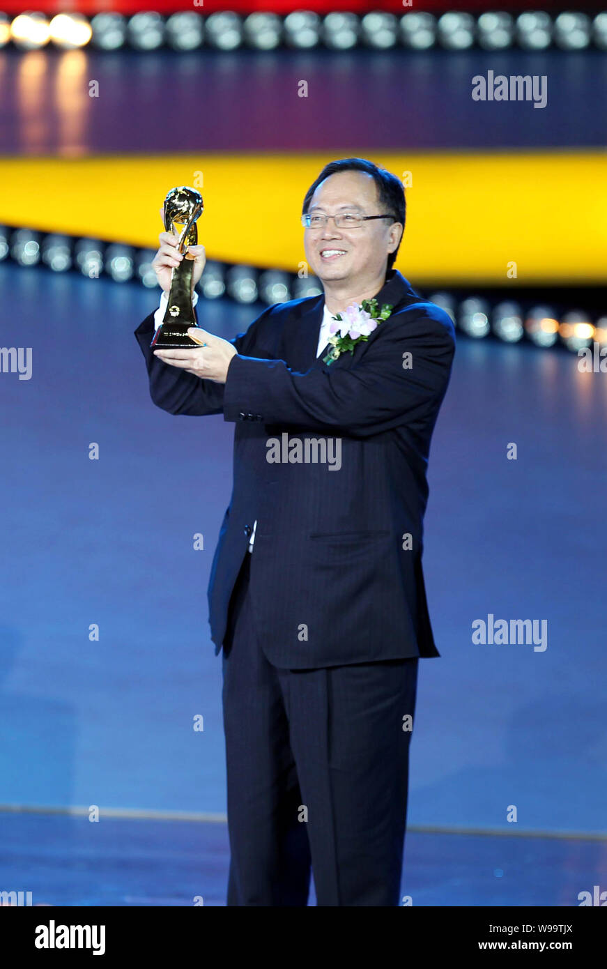 Chen Wen Chi (Chen Wen-Chi), General Manager of VIA Technologies Inc.,  holds up the trophy for his wife Cher Wang, Chairwoman of VIA Technologies  Inc Stock Photo - Alamy