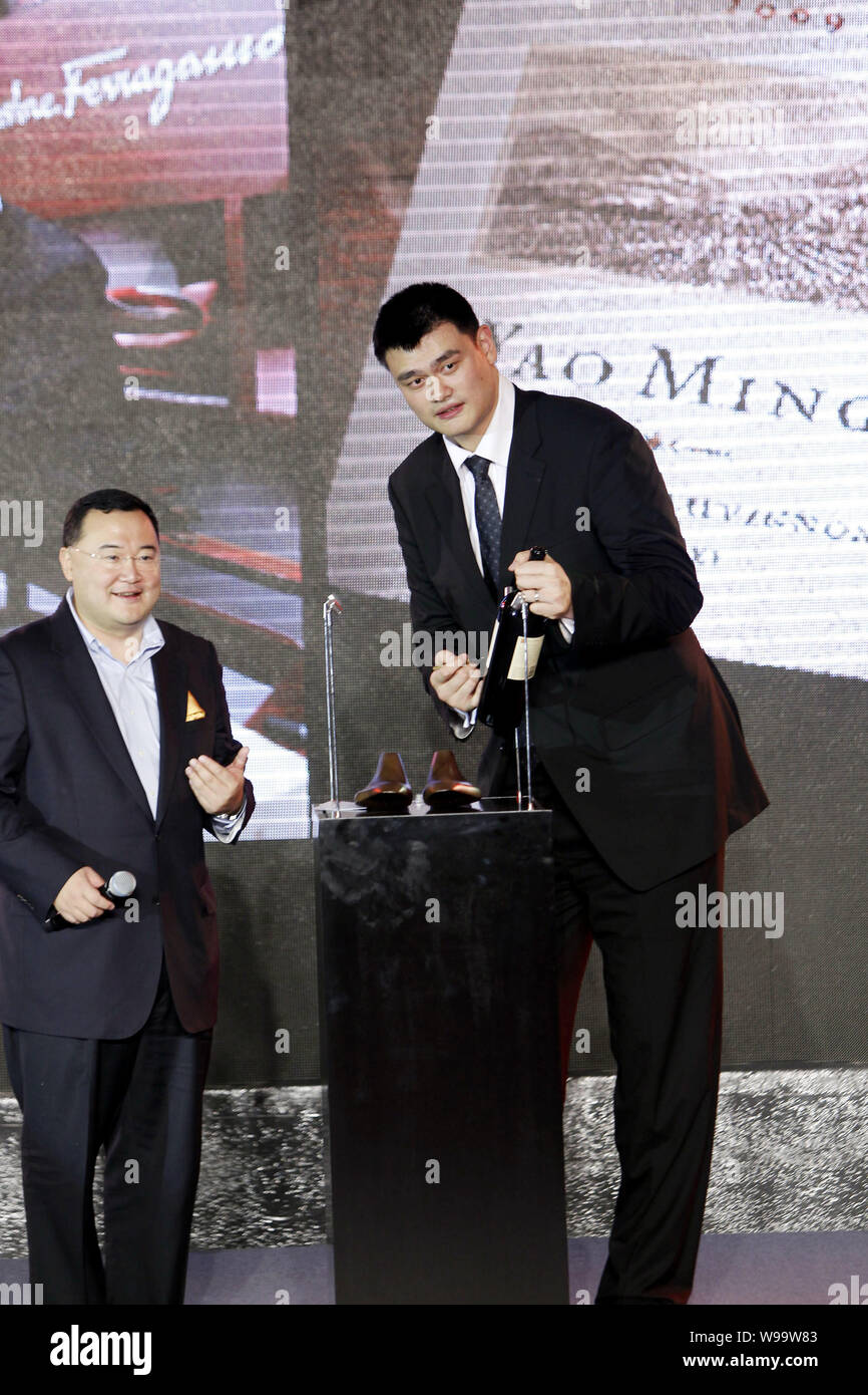 Retired Chinese Basketball Superstar Yao Ming, Right, Signs On A Bottle ...