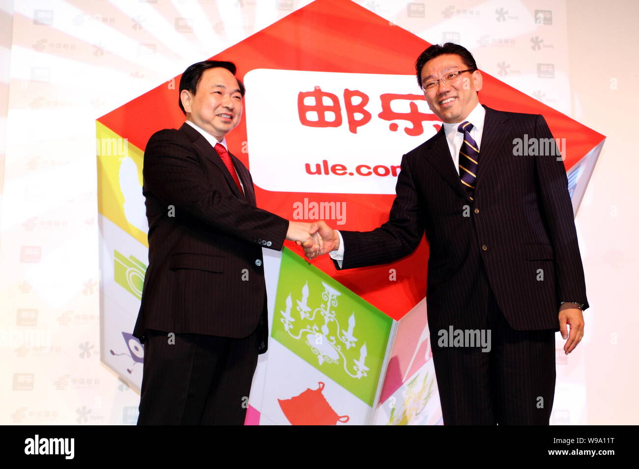 Li Guohua Left Vice President Of China Post Shakes Hands With Ken Yeung Ceo Of Tom Group During The Launch Ceremony Of Online Shopping Website Ul Stock Photo Alamy