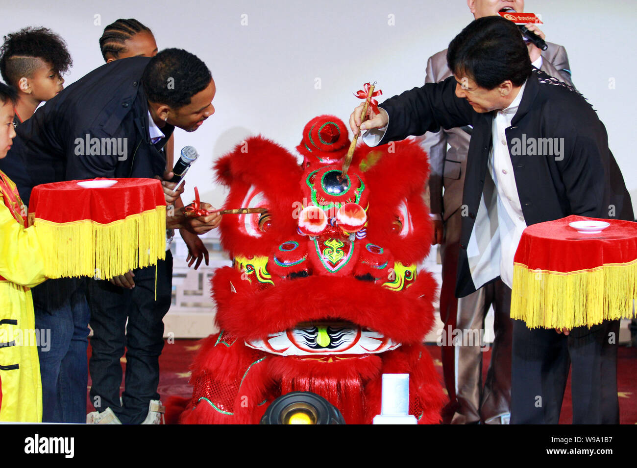 Hollywood actor Will Smith, left, and kungfu superstar Jackie Chan, right, paint a lion at the premiere of the movie, The Karate Kid, in Beijing, Chin Stock Photo
