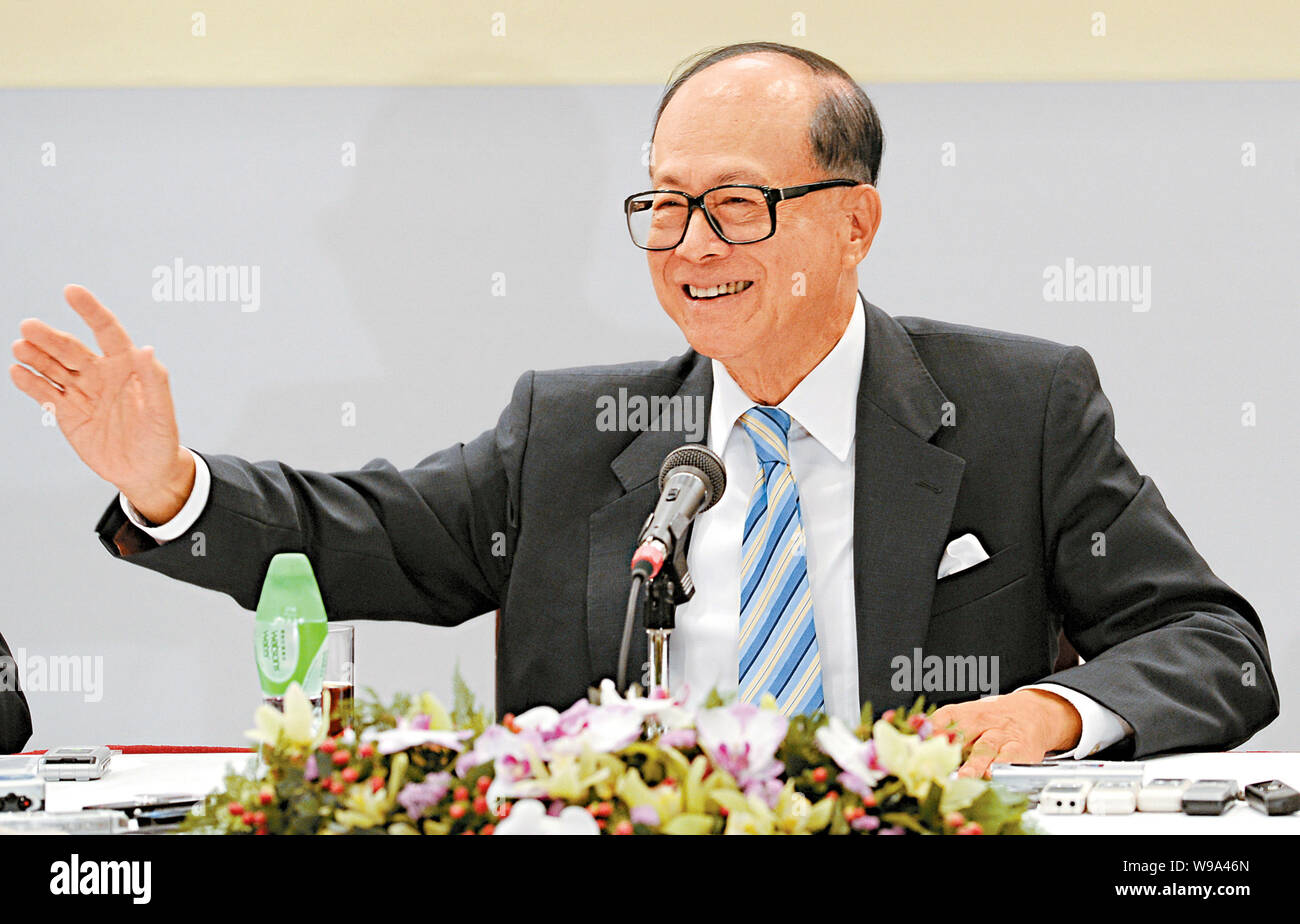 --File-- Li Ka-shing, Chairman of Cheung Kong (Holdings) Limited (Cheung Kong Holdings) and Chairman of Hutchison Whampoa, is seen during a press conf Stock Photo