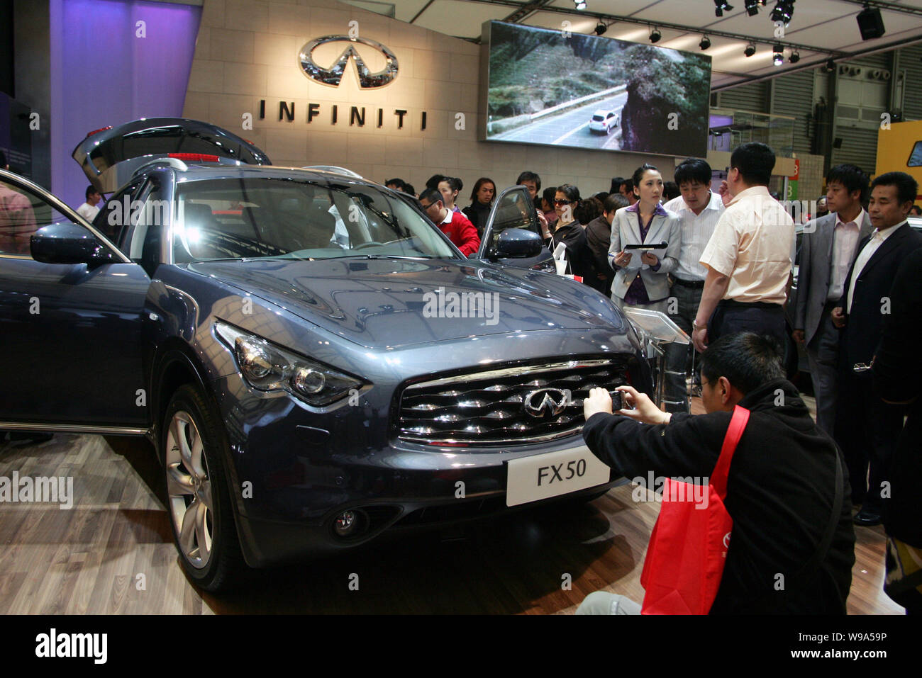 Nissan Luxury Brand >> File Visitors Look At An Infiniti Fx50 Of Nissan During An Nissan Luxury Brand >> File Visitors Look At An Infiniti Fx50 Of Nissan During An