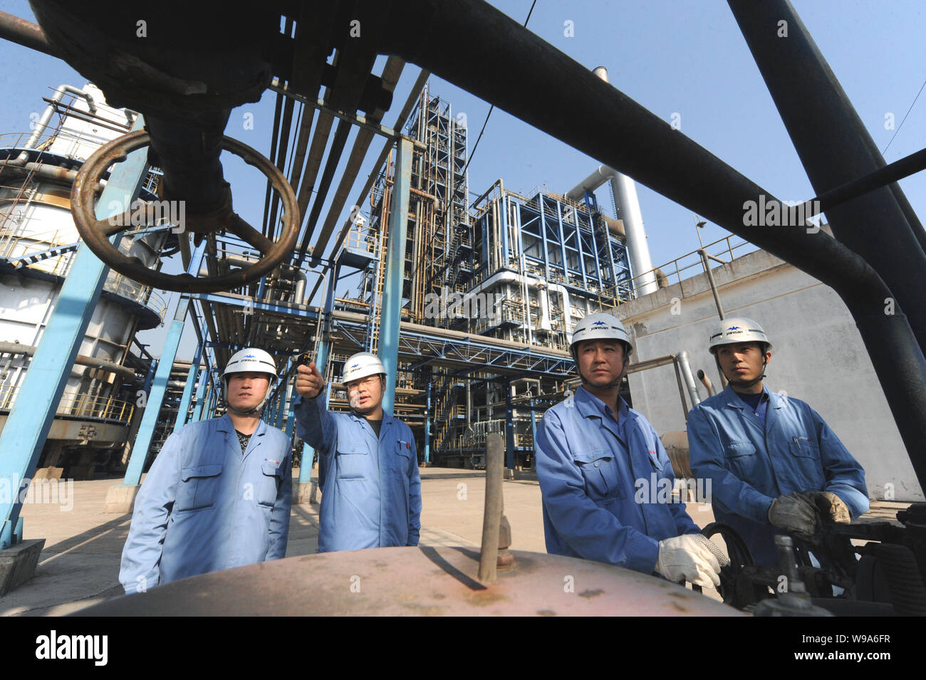 Chinese staff check the facilities at Sinopec Beijing Yanshan Company in Beijing, China, November 4, 2010.   Sinopec, Asias top oil refiner, plans to Stock Photo