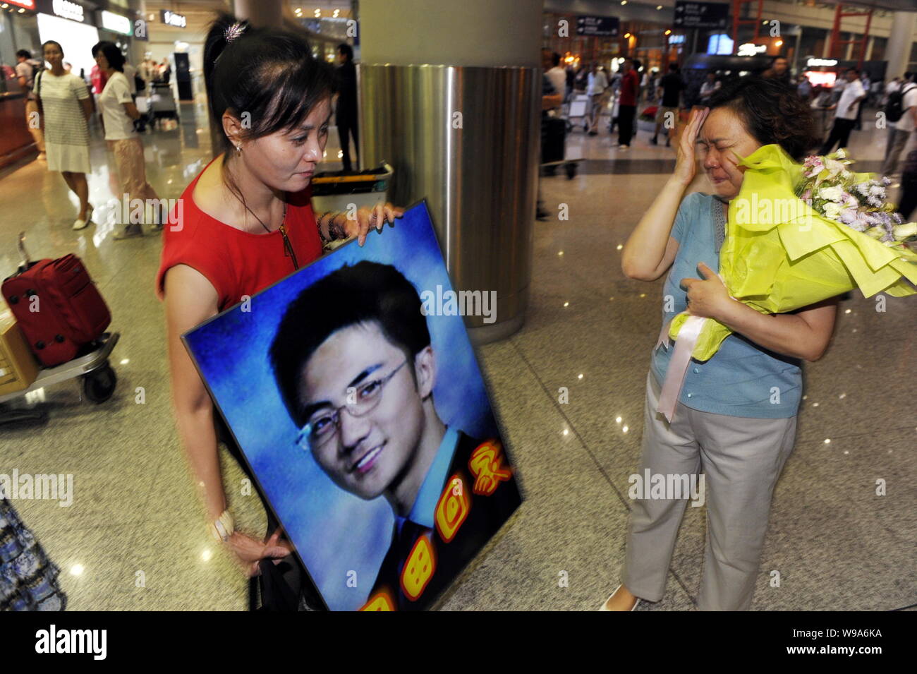 Family members of Chinese student Zhai Tiantian welcome the return of ...
