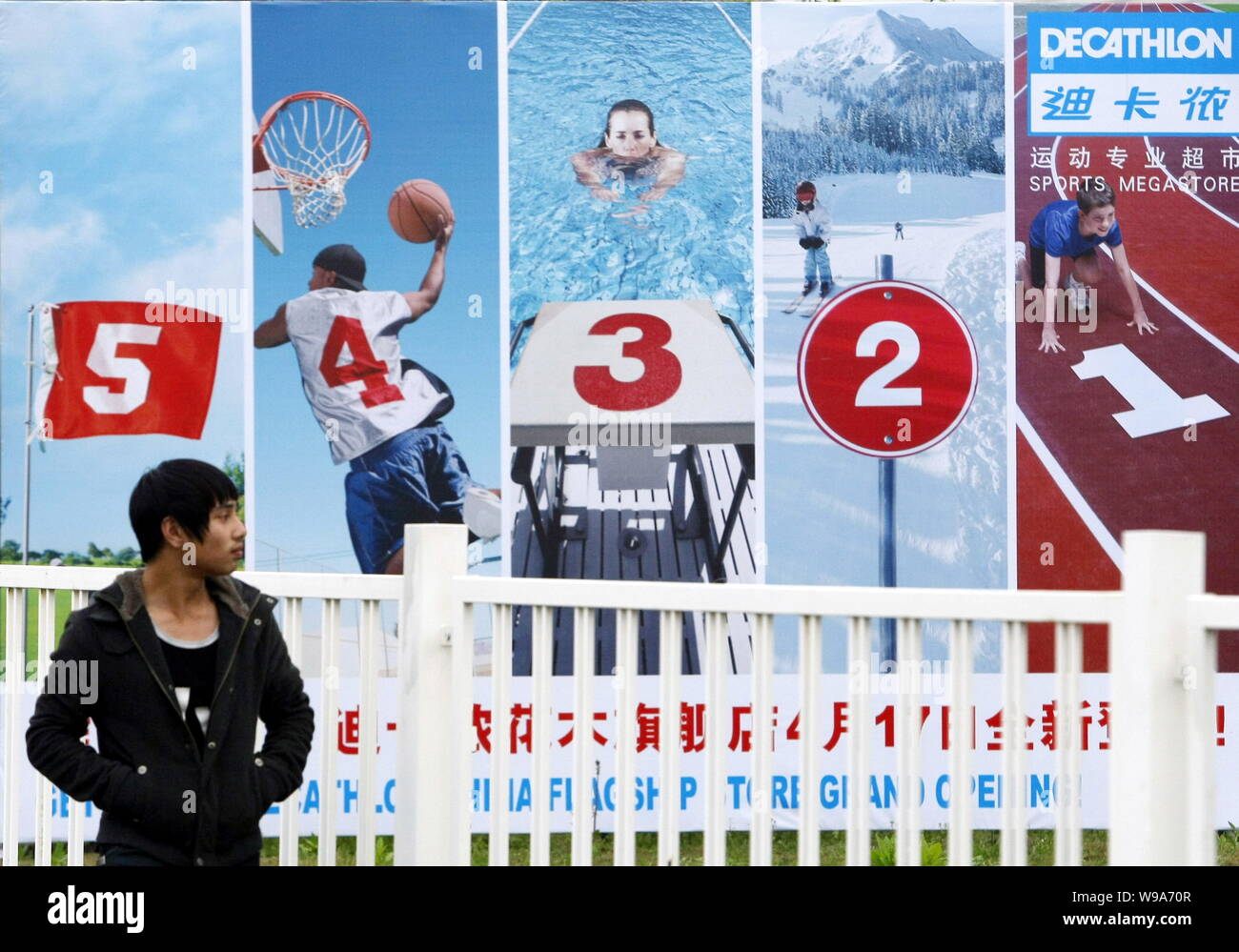 Oct 18, 2019 Emeryville / CA / USA - Close up of Decathlon logo on the  facade of Decathlon Sporting Goods flagship store, the first open in the  San Fr Stock Photo - Alamy