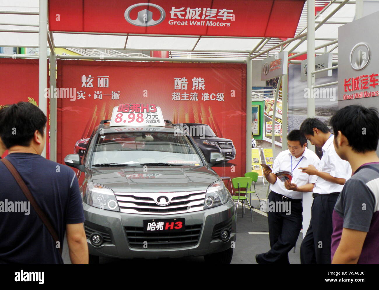 --FILE--Chinese visitors look at a Hover H3 SUV of Great Wall Motors during an auto show in Yichang city, central Chinas Hubei province, 7 October 200 Stock Photo