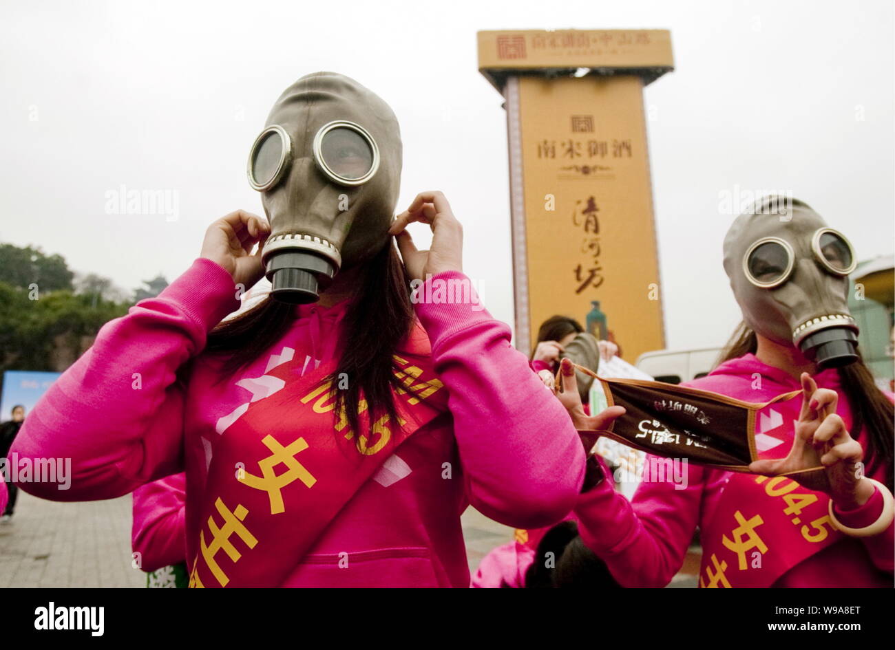Chinese radio station hostesses wear gas masks during a campaign to promote  no-smoking awareness in Hangzhou city, east Chinas Zhejiang province, 1 Ma  Stock Photo - Alamy