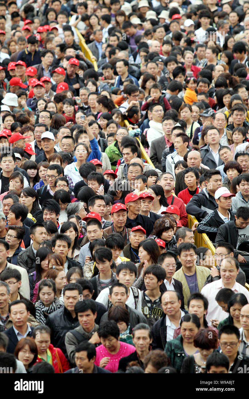Crowds of visitors queue up to enter the World Expo Park in Shanghai, China, 24 October 2010.   More than 70 million people have visited the 2010 Worl Stock Photo