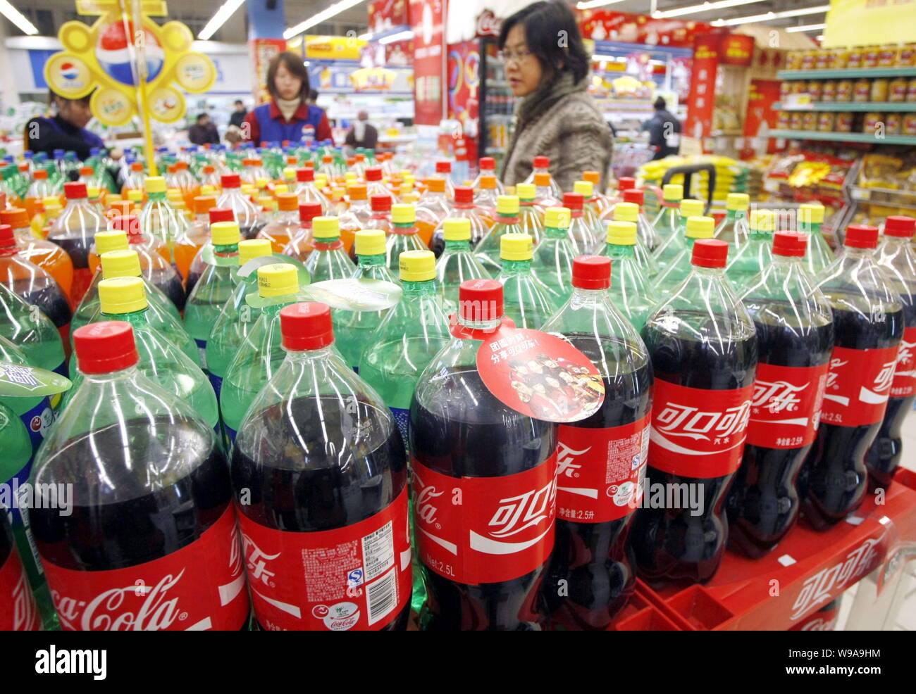 Bottles of Coca-Cola drinks are seen for sale at a supermarket in Shanghai, China, 2 February 2010.   Coca-Cola Co. reported stronger-than-expected qu Stock Photo
