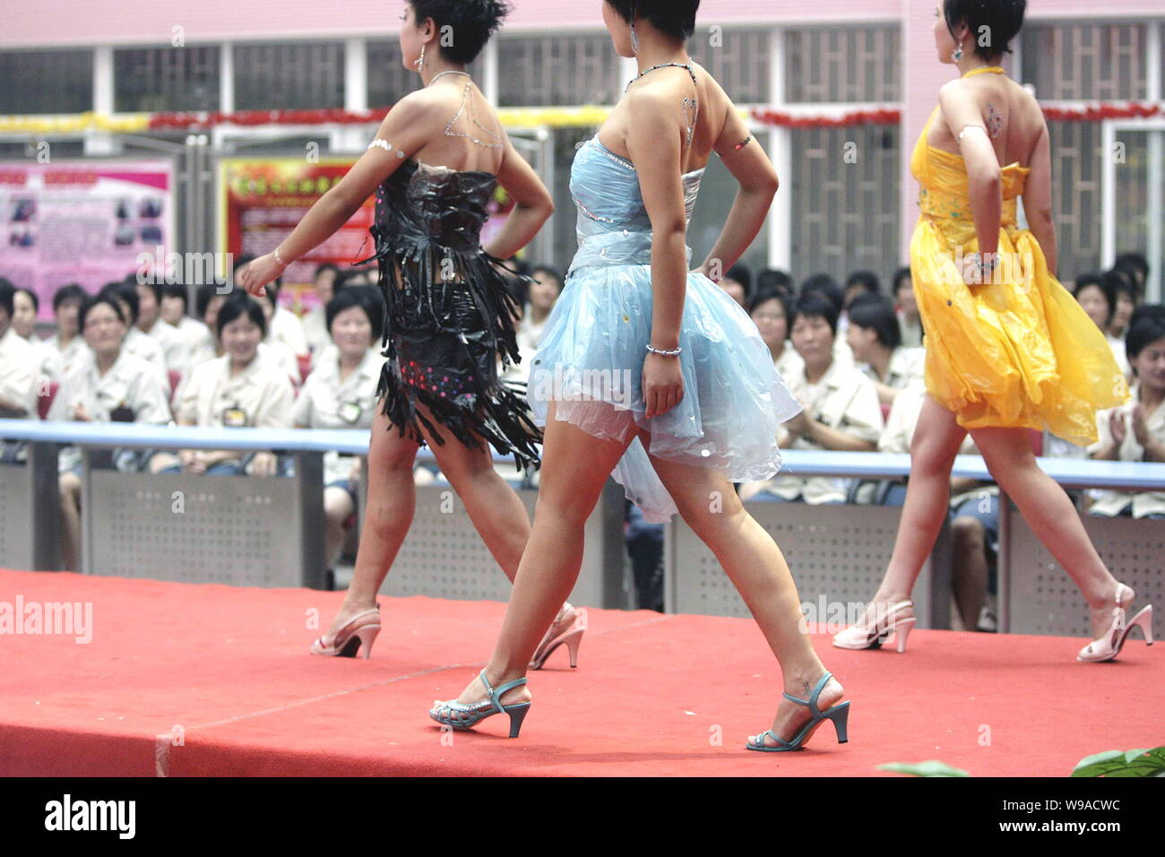 Chinese female inmates parade during a fashion show featuring low-carbon lifestyle at the Womens Prison in Zhengzhou, Central Chinas Henan Province, A Stock Photo