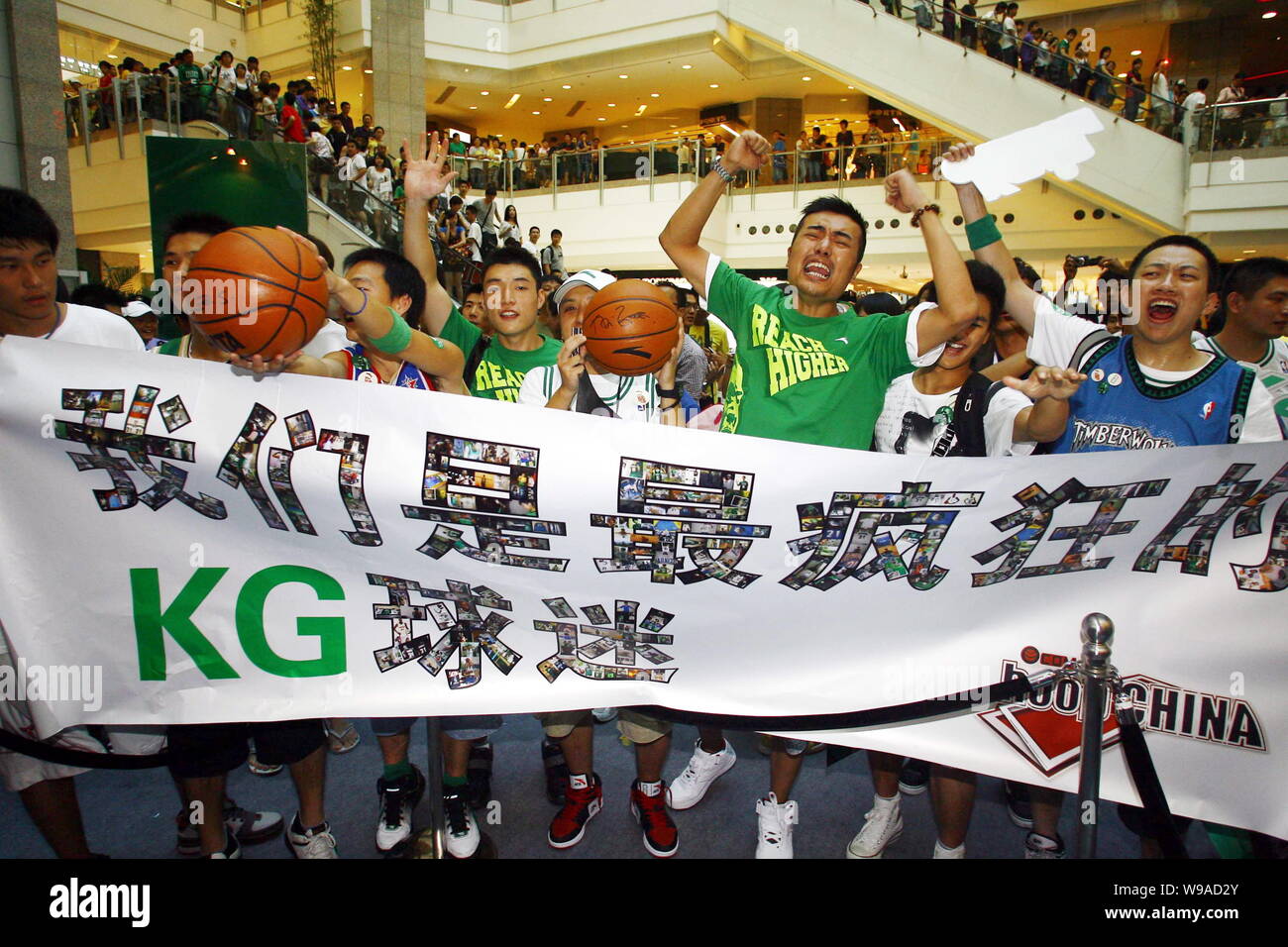 Chinese fans cheer and show signs saying We Are the Craziest Fans of KG (Kevin  Garnett) during a promotional event at a shopping mall in Shanghai, Chi  Stock Photo - Alamy