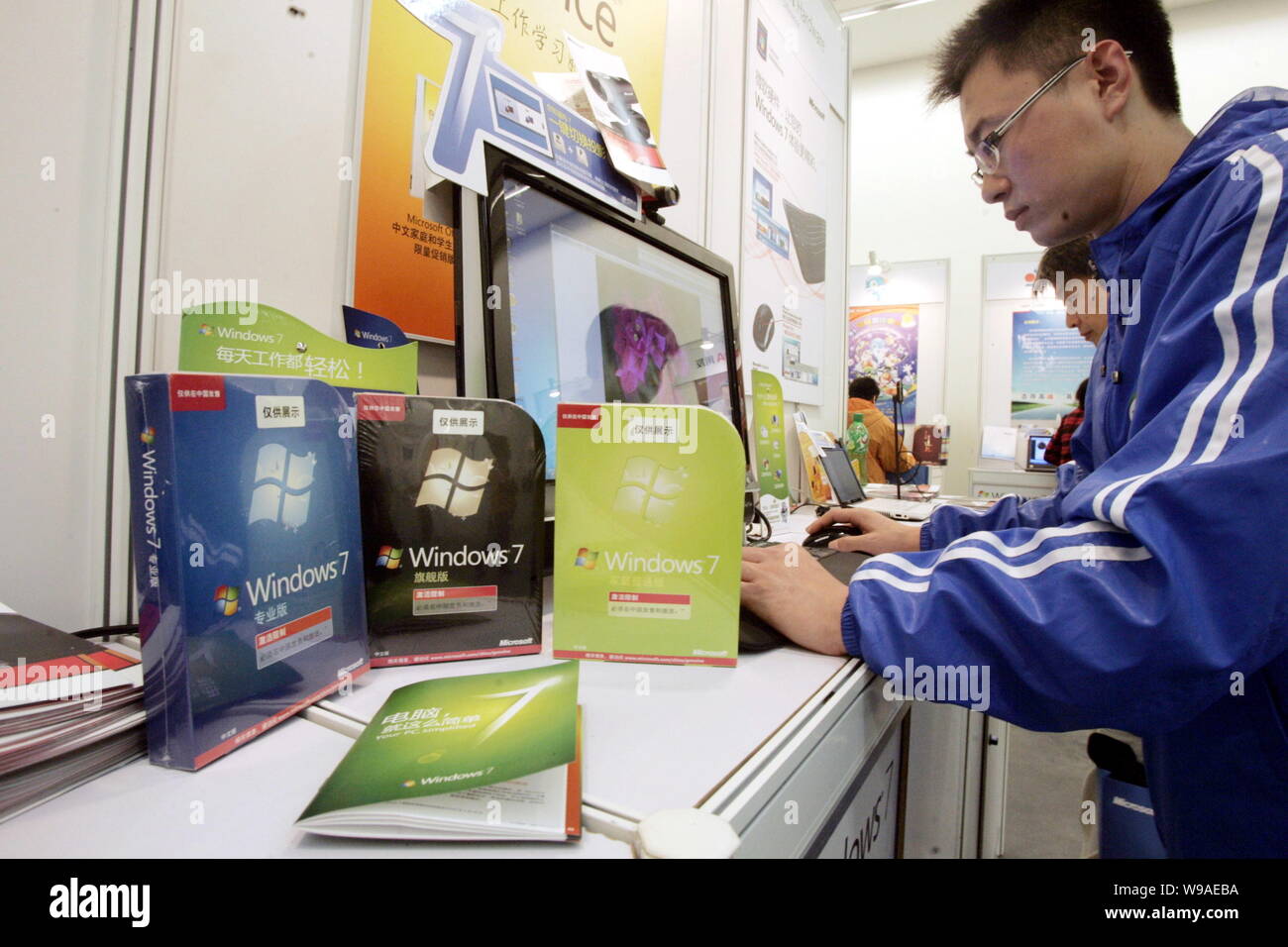 FILE--Chinese men try Microsoft Windows 7 operating system during a  promotional campaign in Beijing, China, 23 October 2009. Microsoft Corp. is  le Stock Photo - Alamy