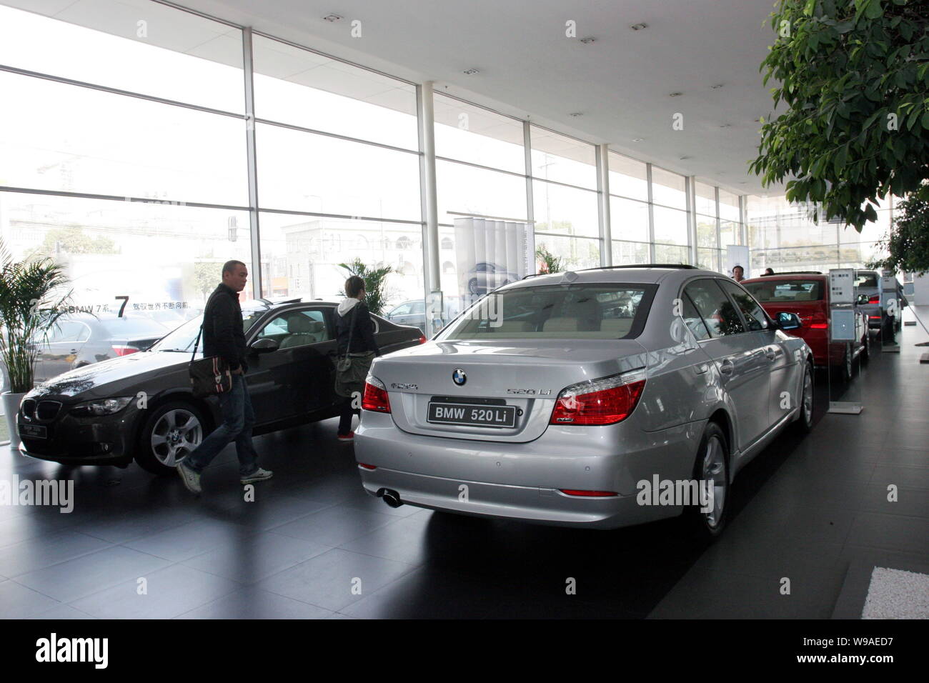 --FILE-- Customers look at cars at a BMW dealership in Shanghai, China, December 3, 2009.   BMW, the worlds biggest maker of premium cars, said Wednes Stock Photo
