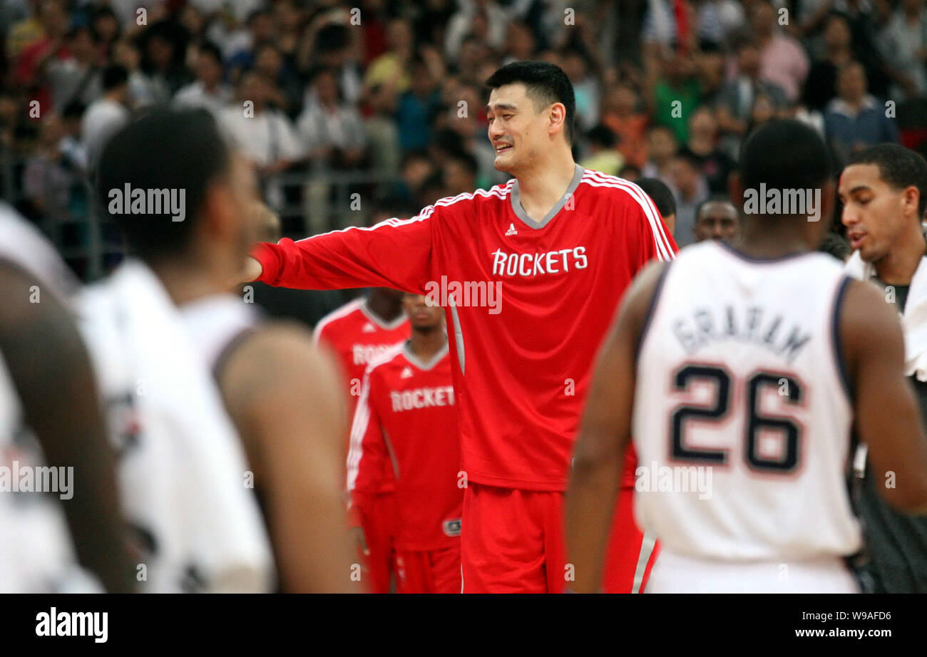 FILE--Yao Ming of the Houston Rockets practises during a training session  for the NBA China Games against the New Jersey Nets in Guangzhou city, sou  Stock Photo - Alamy